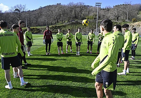 Los jugadores de la Real pelotean en el entrenamiento del sábado