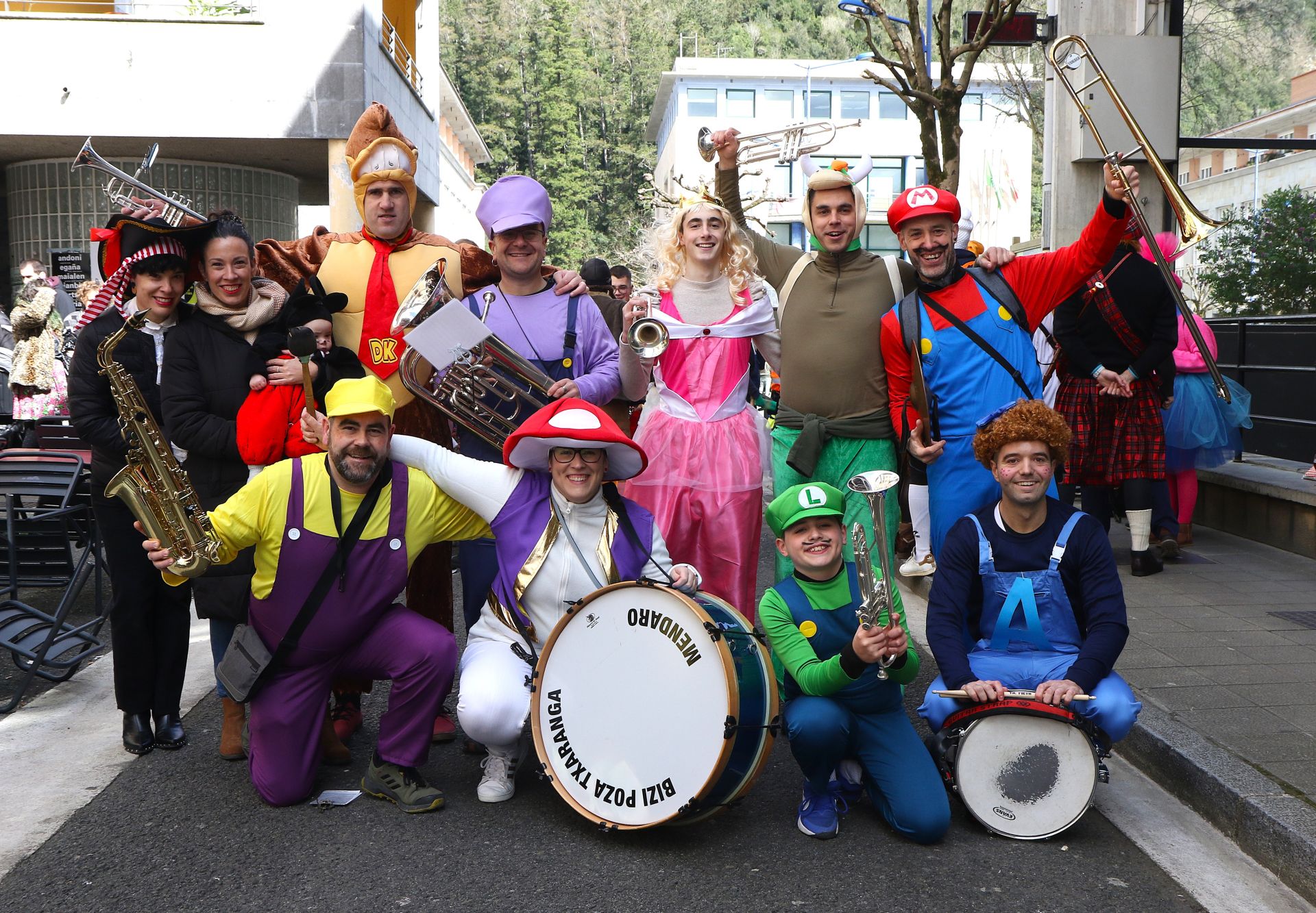 Debabarrena celebra los carnavales en cuadrilla