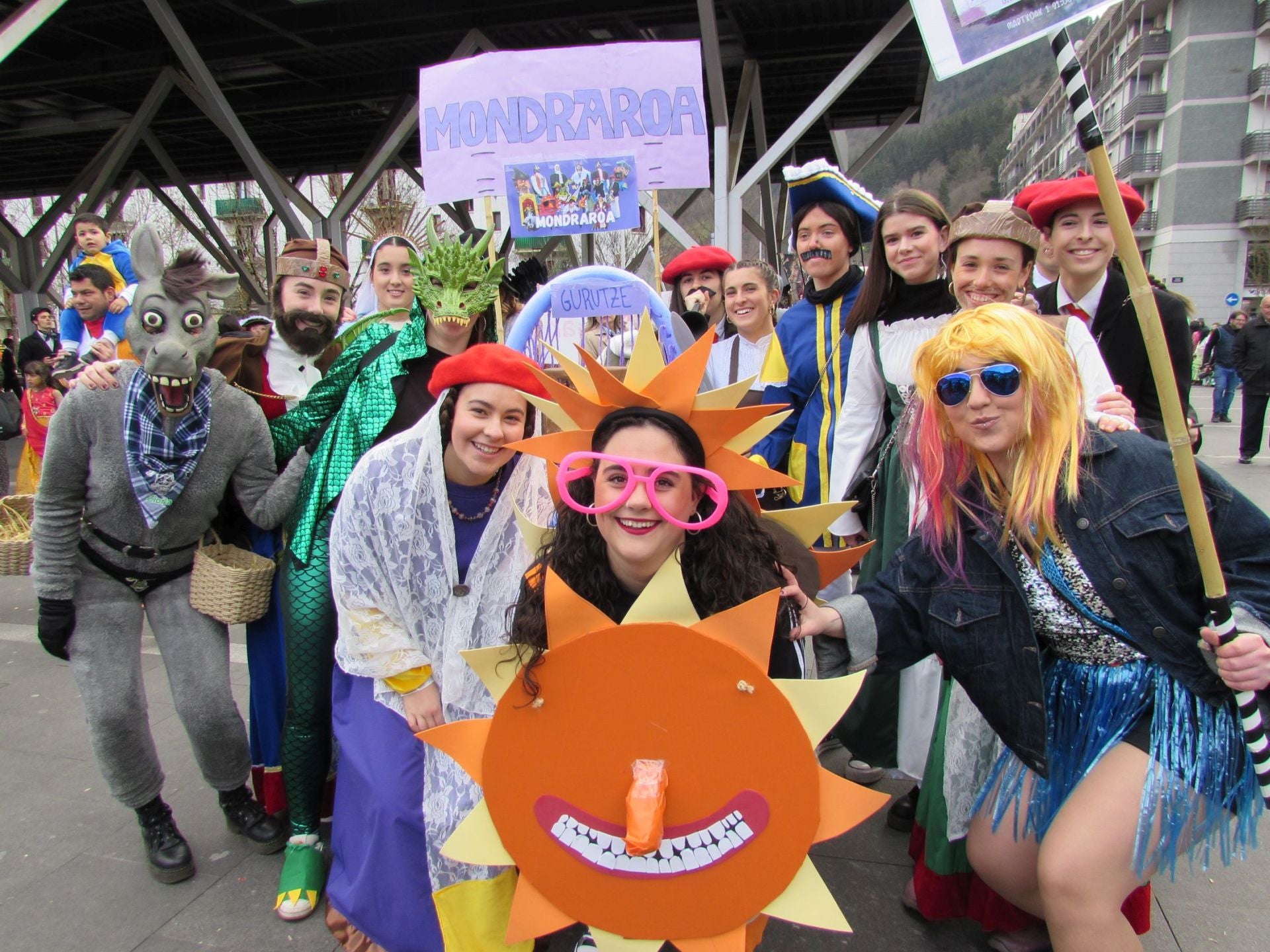 Gran ambiente en el desfile del carnaval de Arrasate