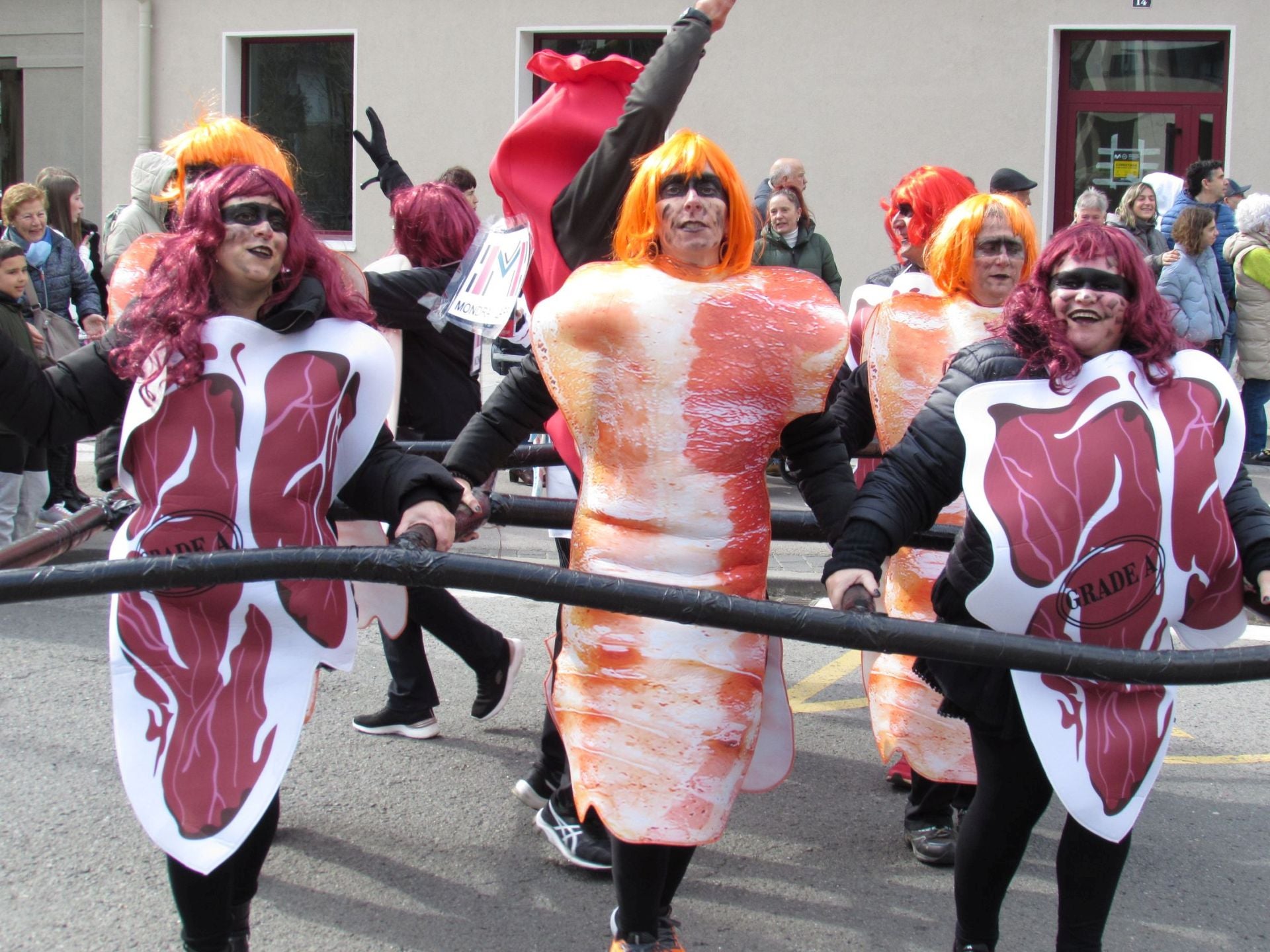 Gran ambiente en el desfile del carnaval de Arrasate