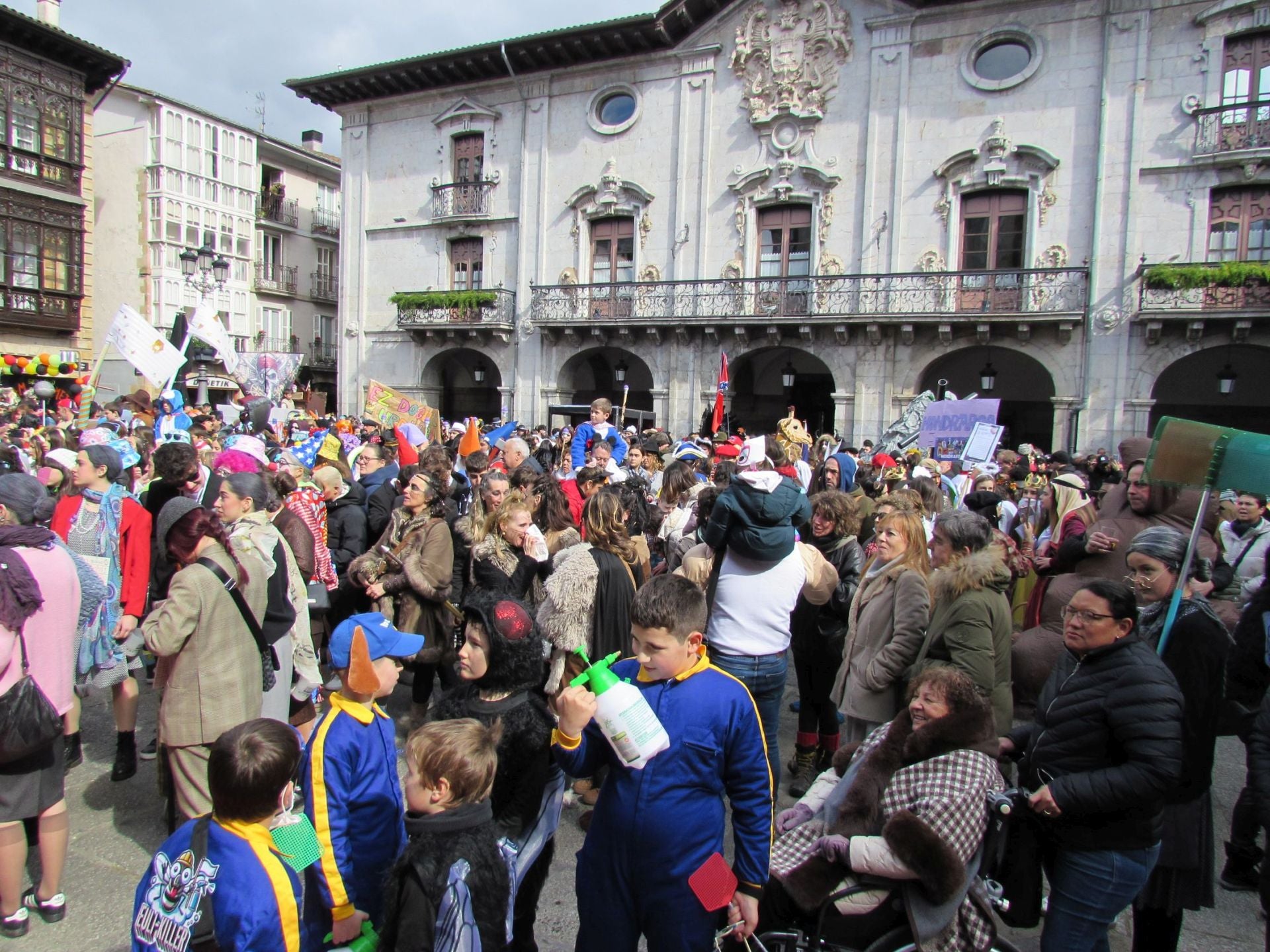 Gran ambiente en el desfile del carnaval de Arrasate