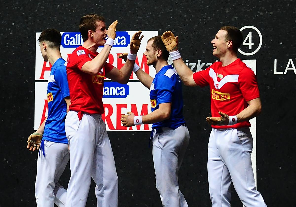 Artola y Mariezkurrena se felicitan tras lograr el primer tanto de la liguilla de semifinales en el Bizkaia ante Laso e Iztueta.