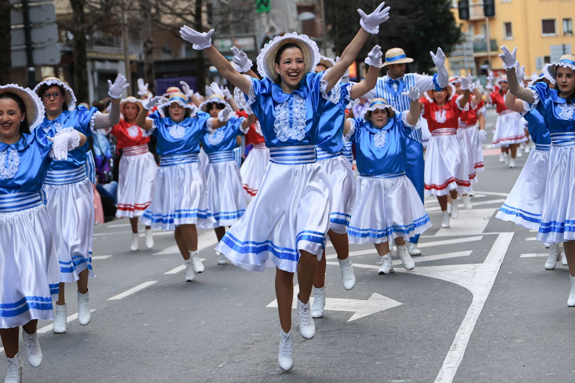Los irundarras llenan las calles de color y alegría