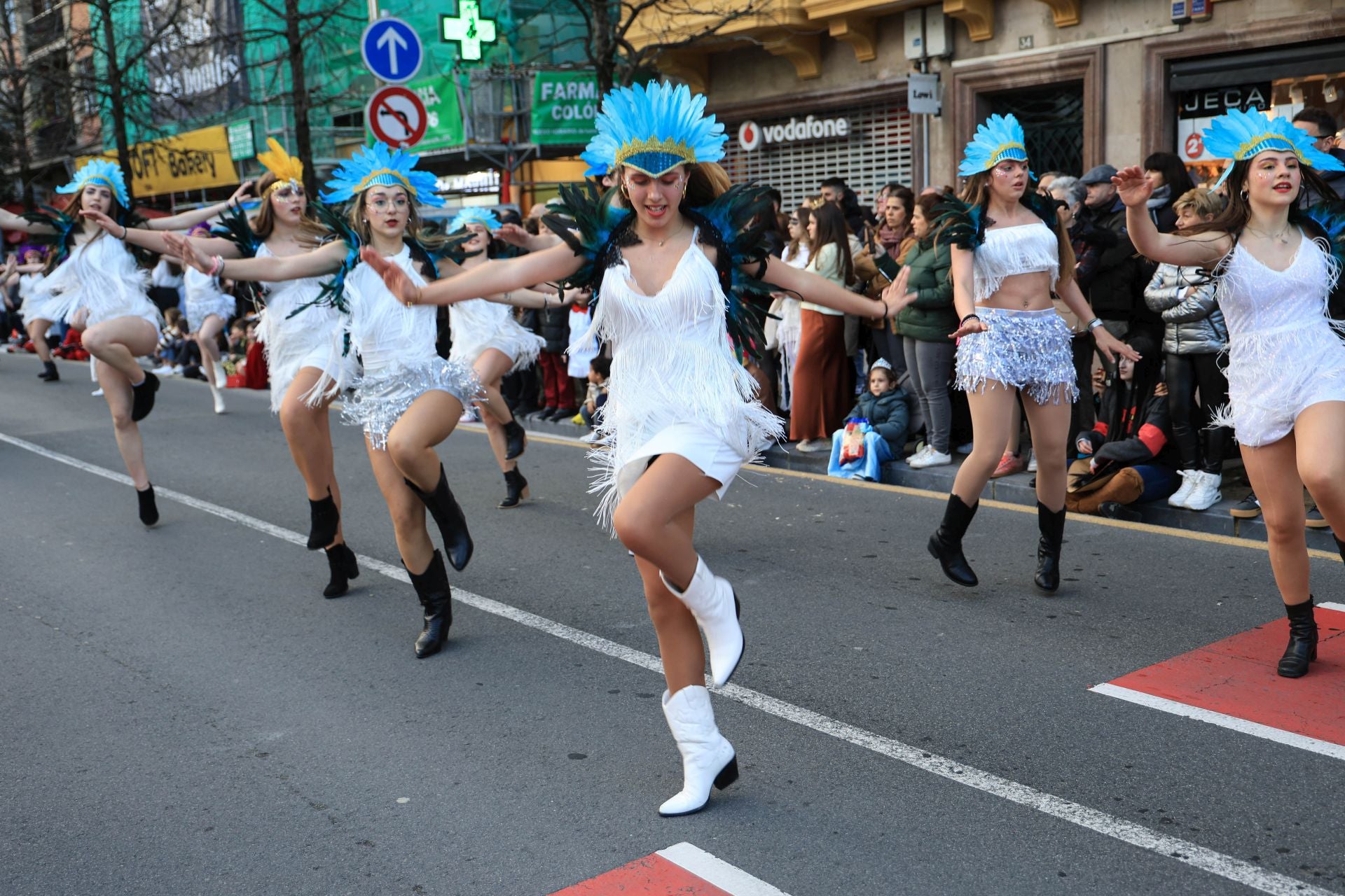 Los irundarras llenan las calles de color y alegría