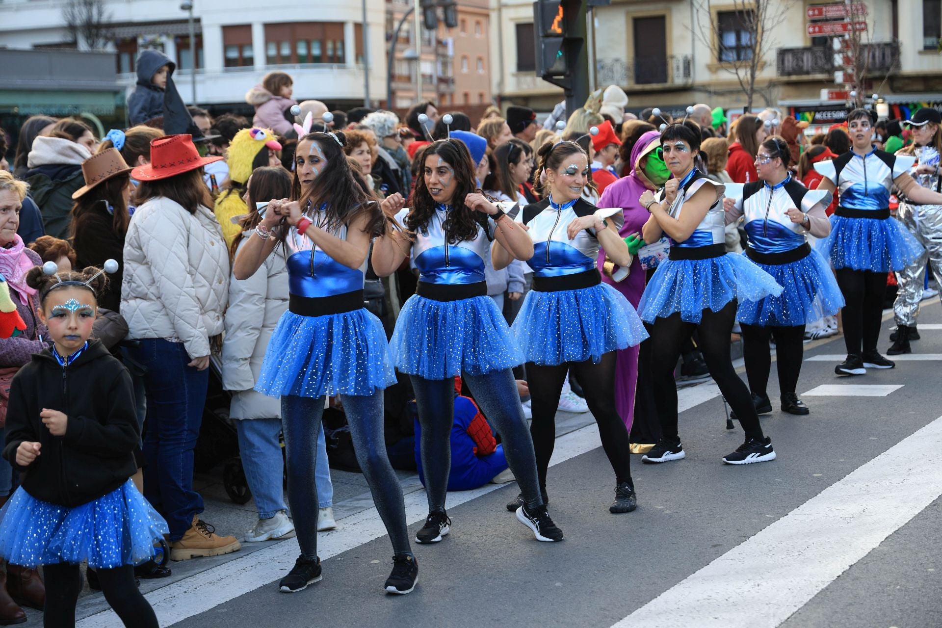 Los irundarras llenan las calles de color y alegría