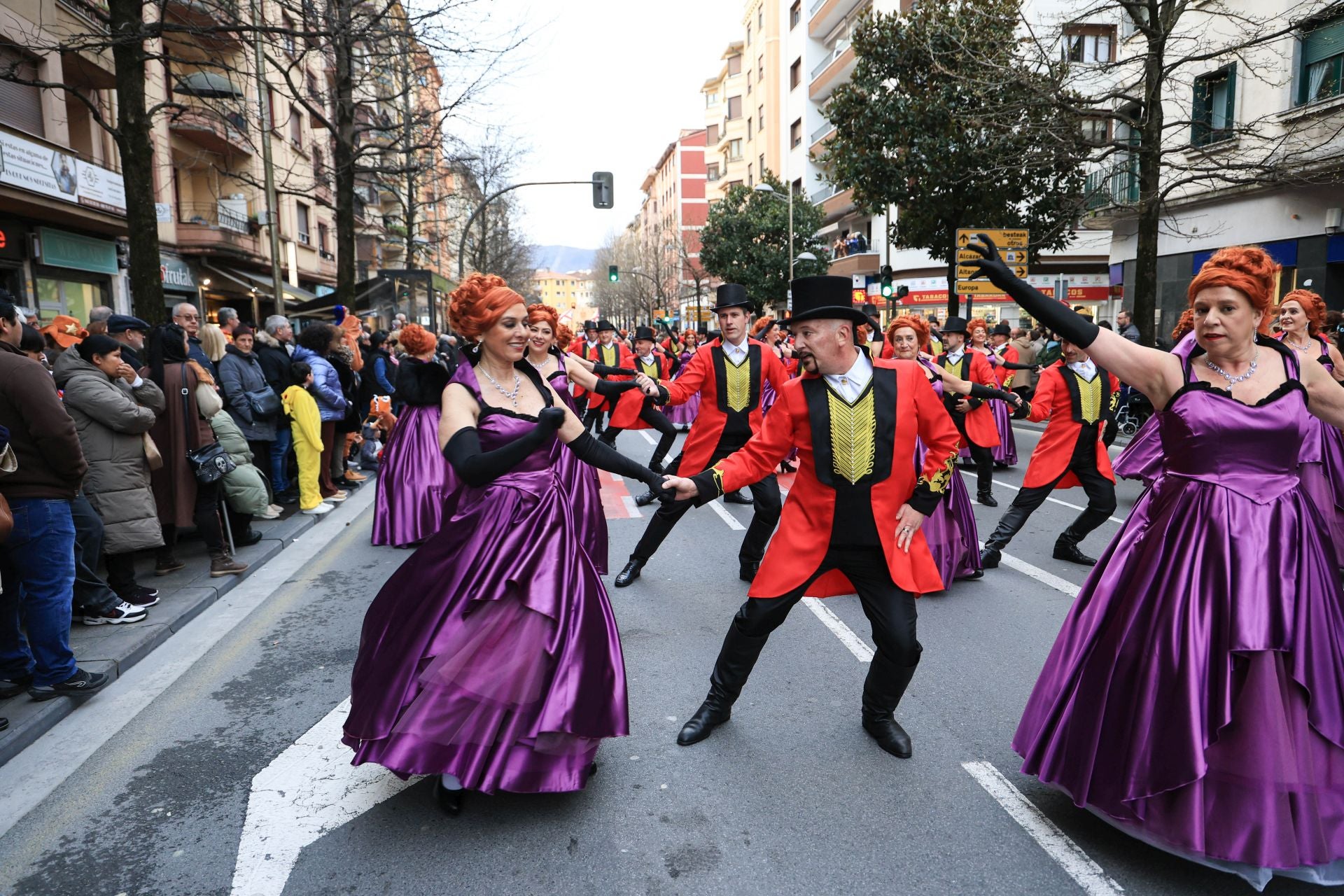 Los irundarras llenan las calles de color y alegría