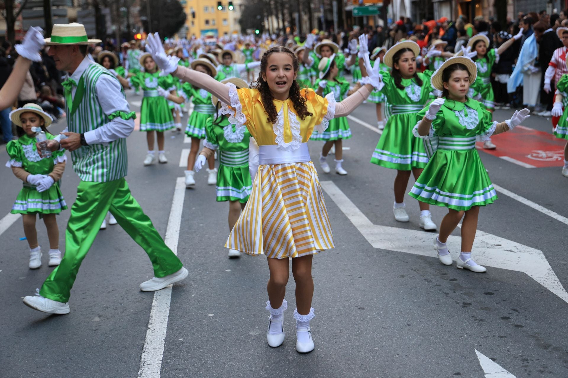 Los irundarras llenan las calles de color y alegría