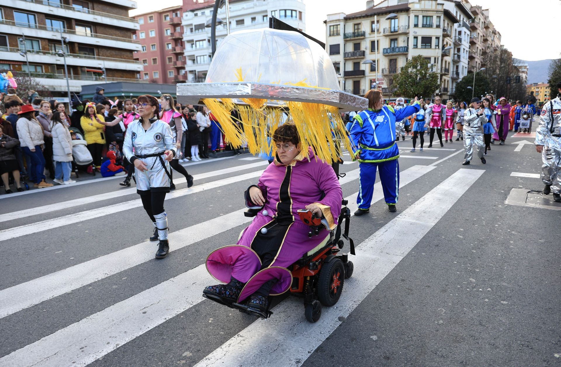 Los irundarras llenan las calles de color y alegría