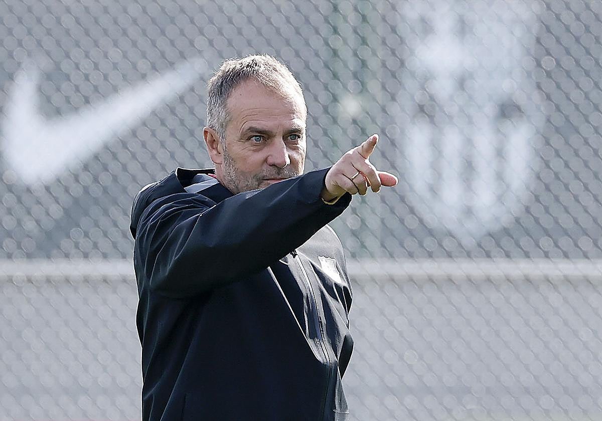Hansi Flick durante el entrenamiento del Barcelona de este sábado.