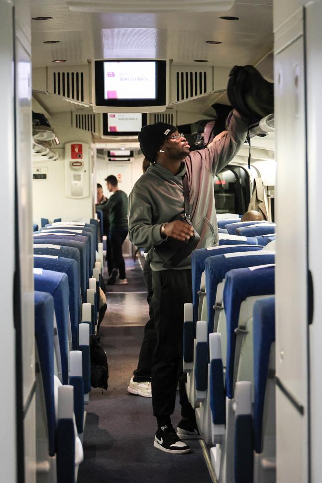 Los pasajeros del único tren del día que une de forma directa Donostia y Pamplona se disponen a tomar su asiento.