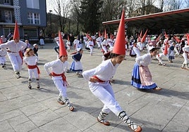 La kalejira hizo un alto en el camino en la plaza Karlos Saldise para ofrecer una actuación ante los espectadores.