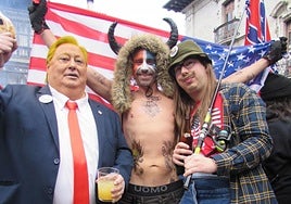 Trump y sus secuaces también se pasearon por Arrasate, donde también puso su pescadería 'Mariscos Recio', merecedora de un premio.