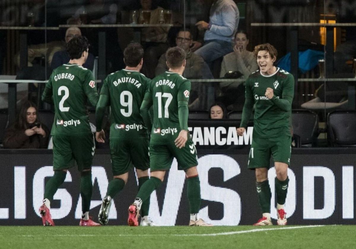 Los jugadores del Eibar celebran el gol de Pascual, el primero de los dos tantos armeros, contra el Cartagena a domicilio.