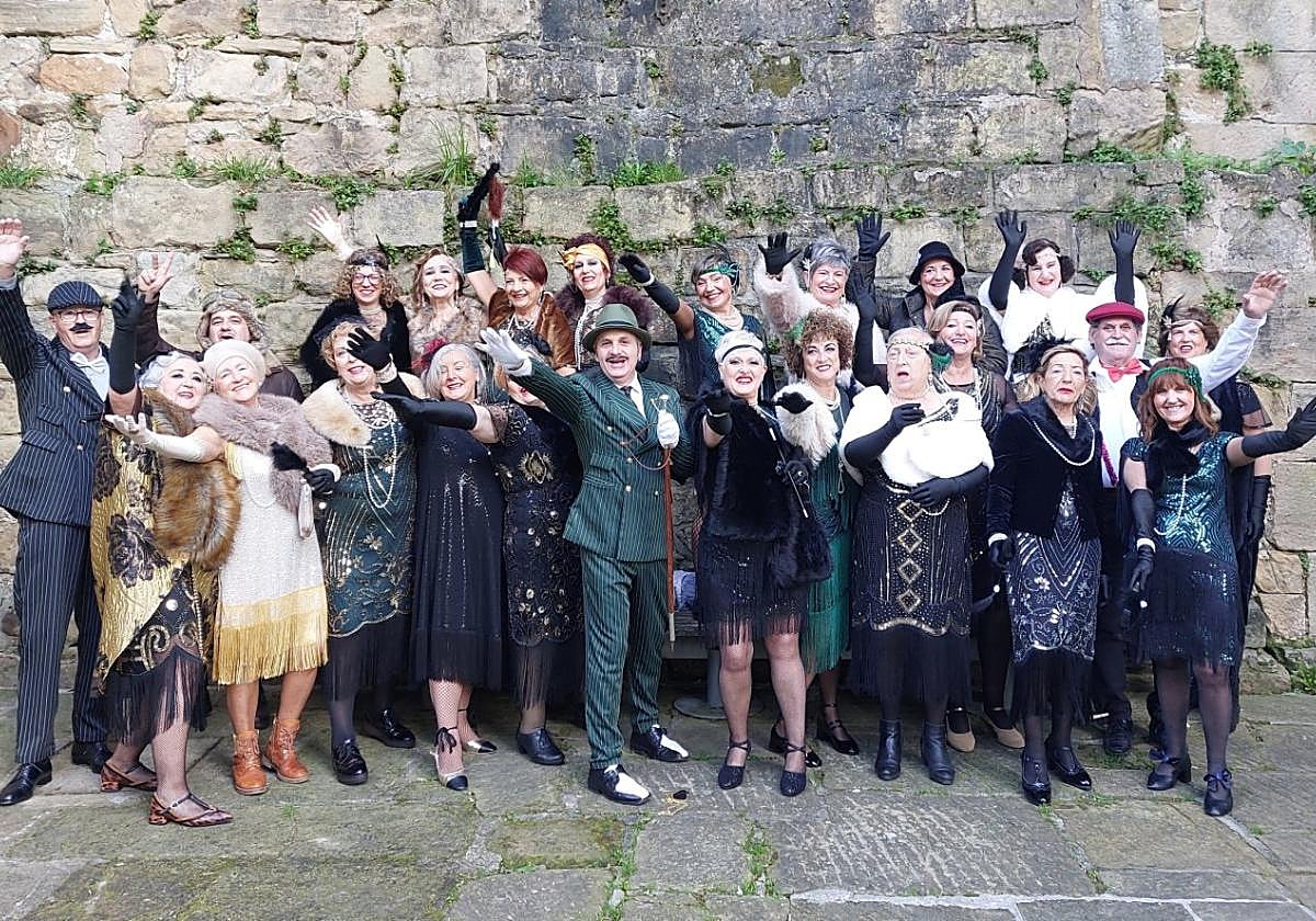 La comparsa de jubilados de Aiton Amonen Aterpea posando antes del desfile.
