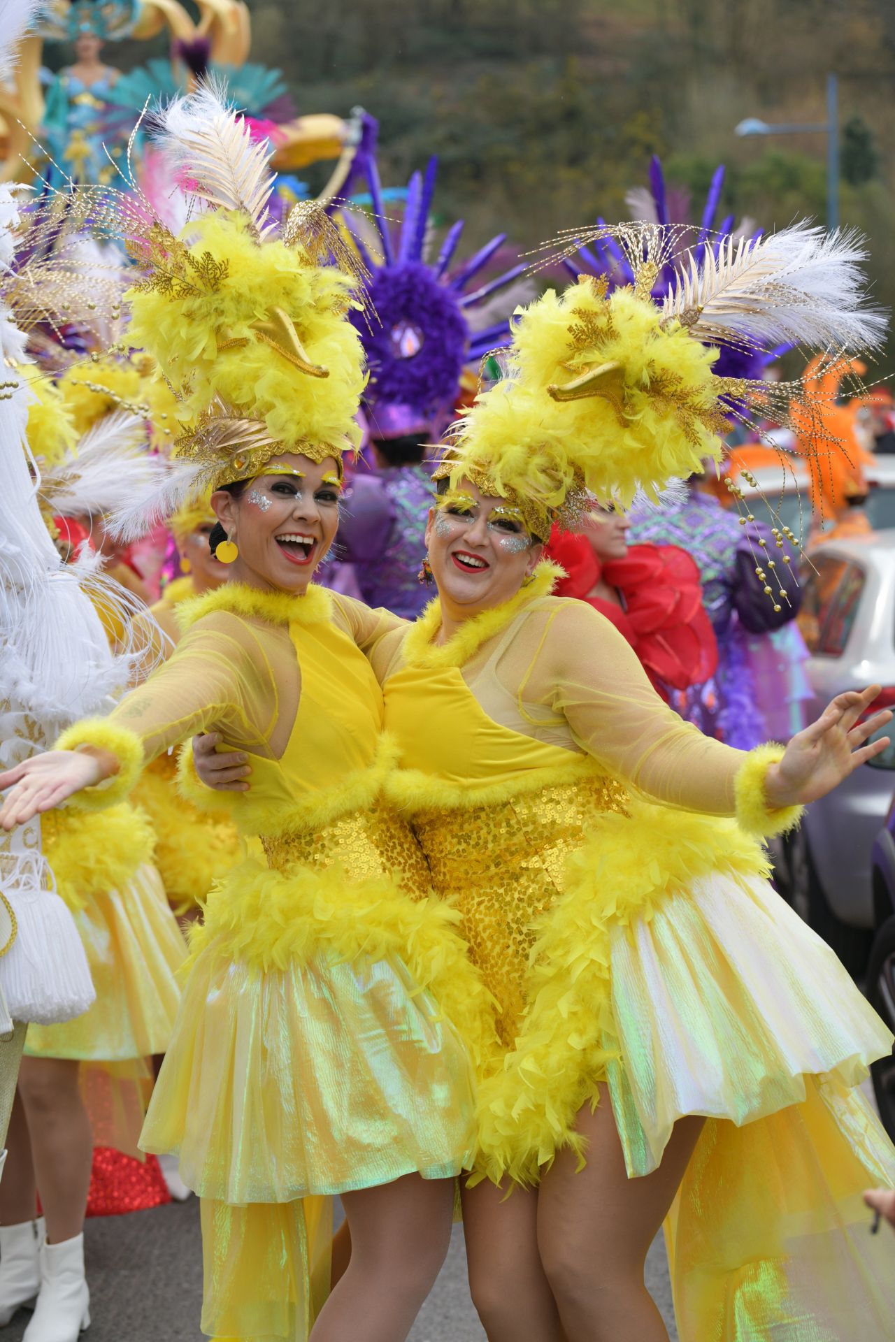 El colorido desfile de comparsas en Errenteria