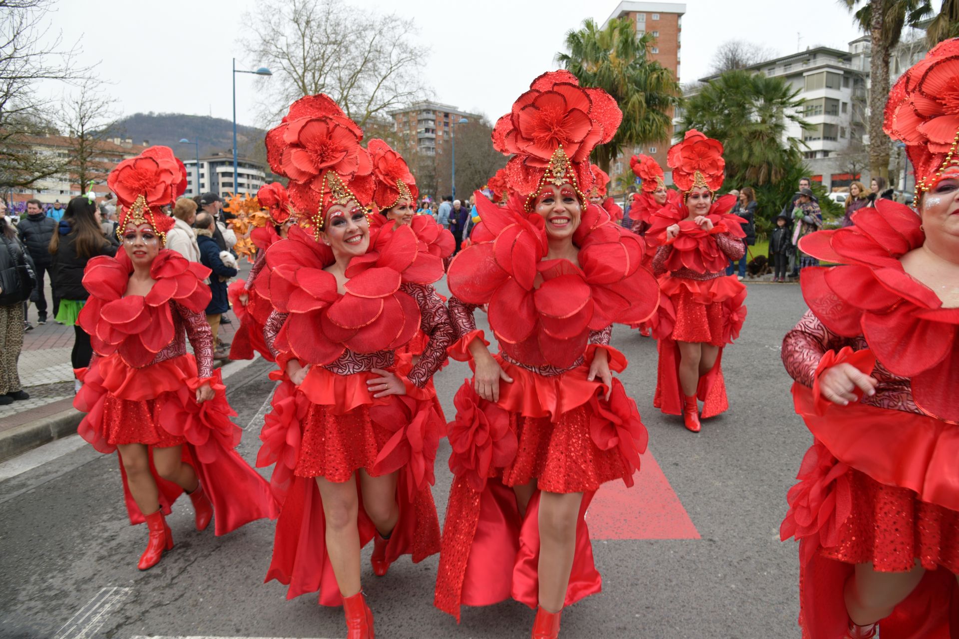 El colorido desfile de comparsas en Errenteria