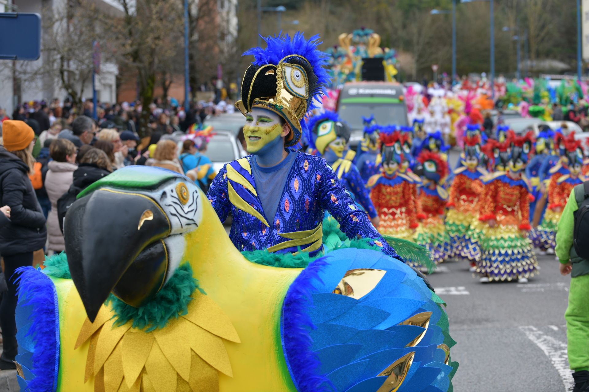 El colorido desfile de comparsas en Errenteria