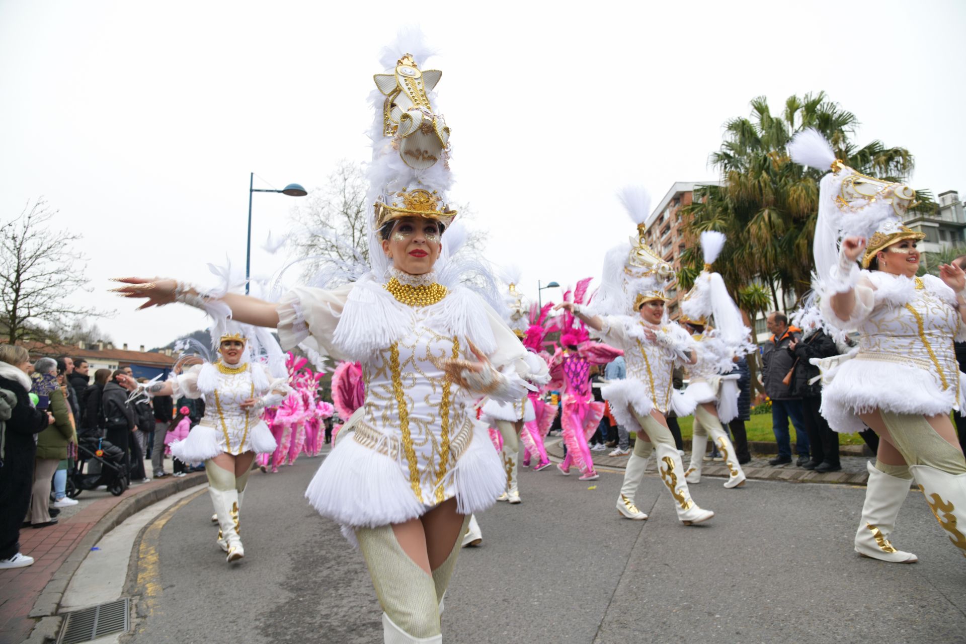 El colorido desfile de comparsas en Errenteria