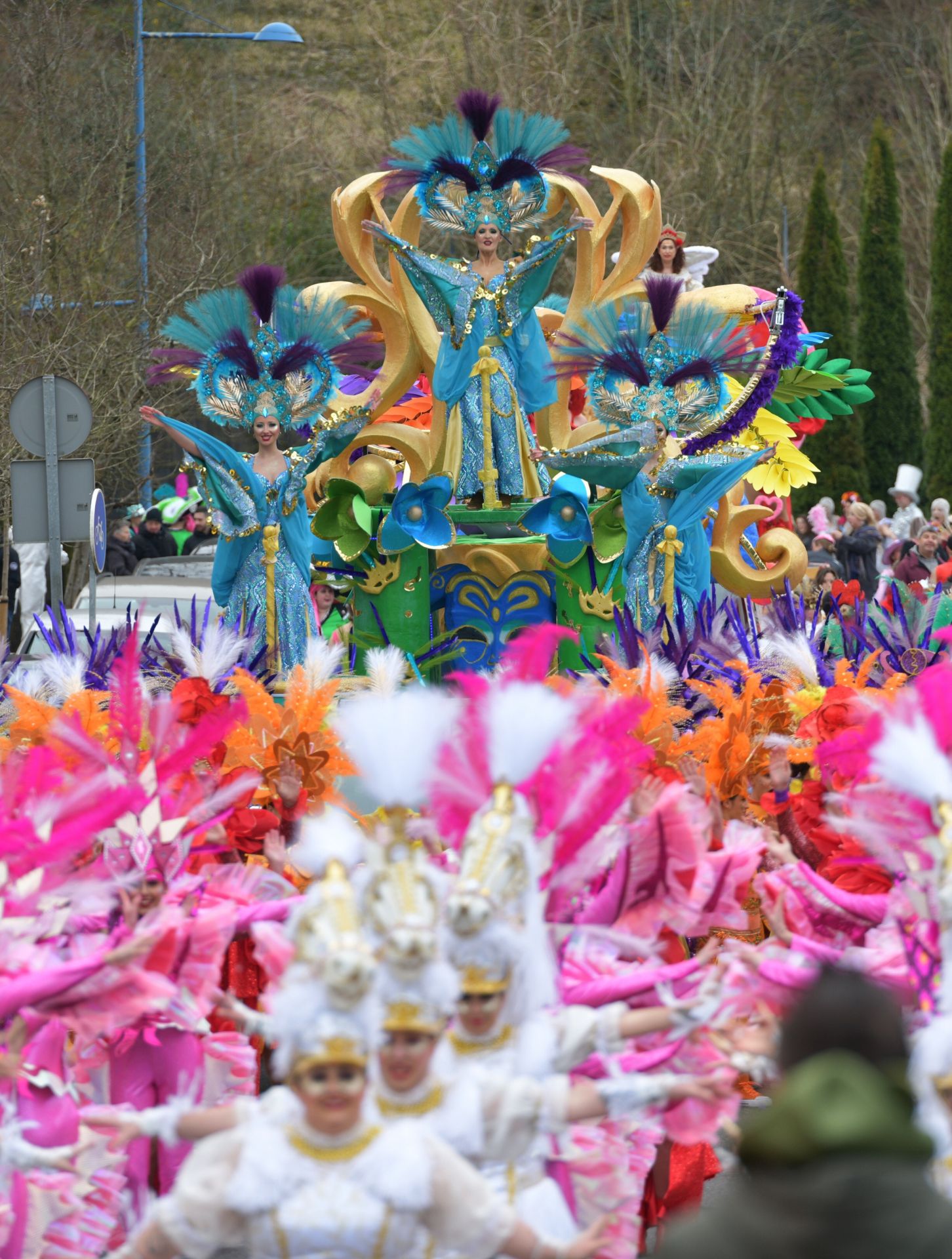 El colorido desfile de comparsas en Errenteria