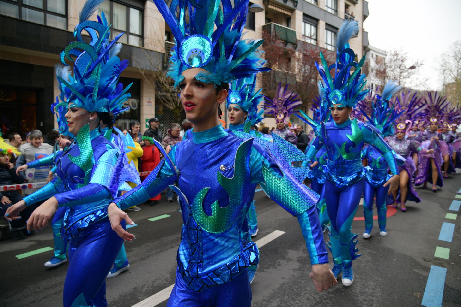 El colorido desfile de comparsas en Errenteria