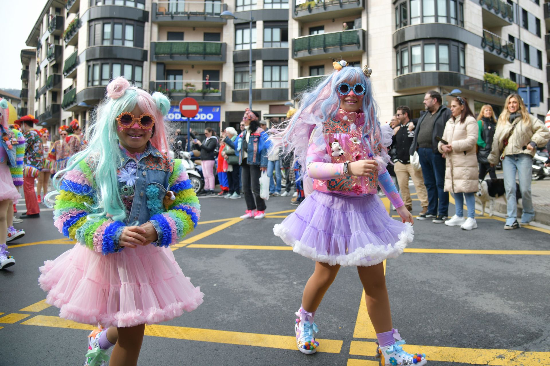 El colorido desfile de comparsas en Errenteria
