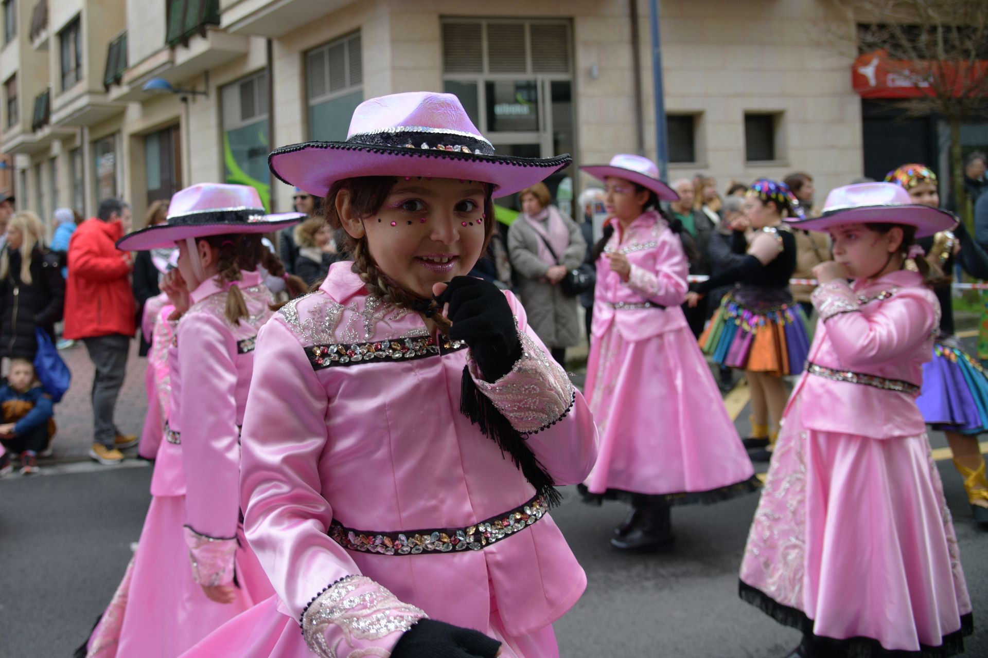 El colorido desfile de comparsas en Errenteria