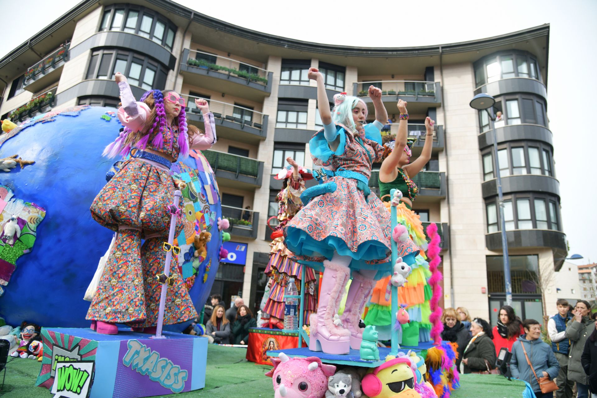 El colorido desfile de comparsas en Errenteria