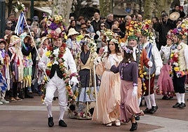 Las comparsas tiñen de color las calles de San Sebastián
