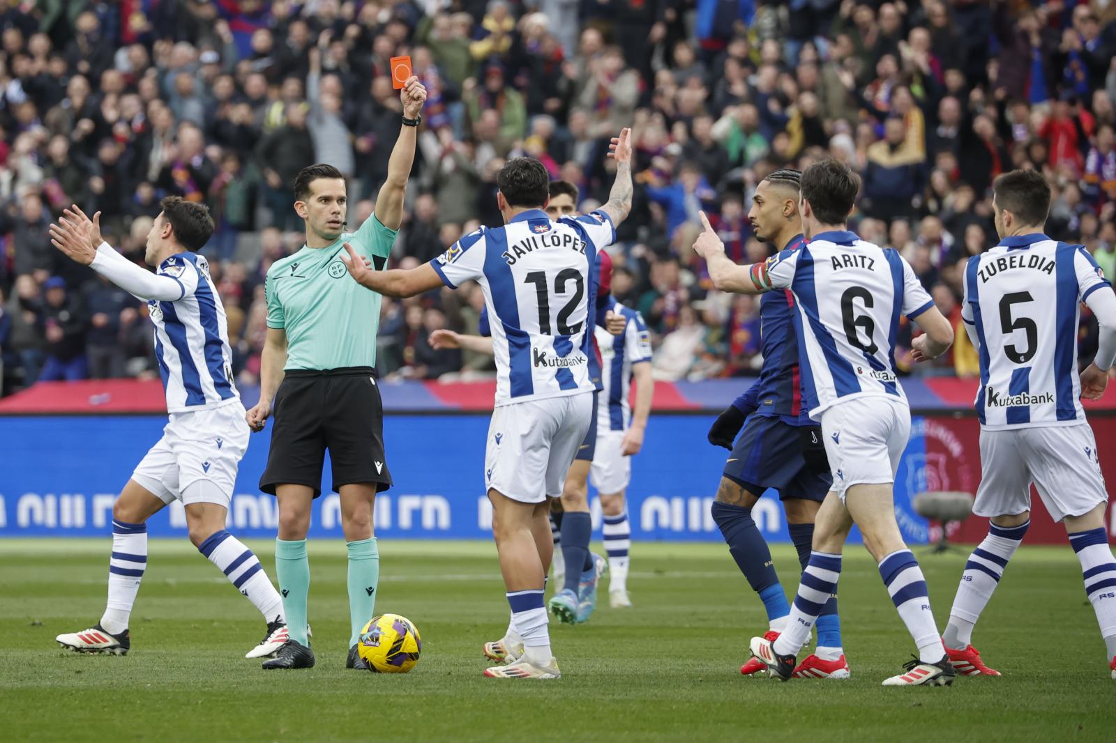 Quintero González muestra la roja Aritz Elustondo ante la indignación de los jugadores de la Real Sociedad