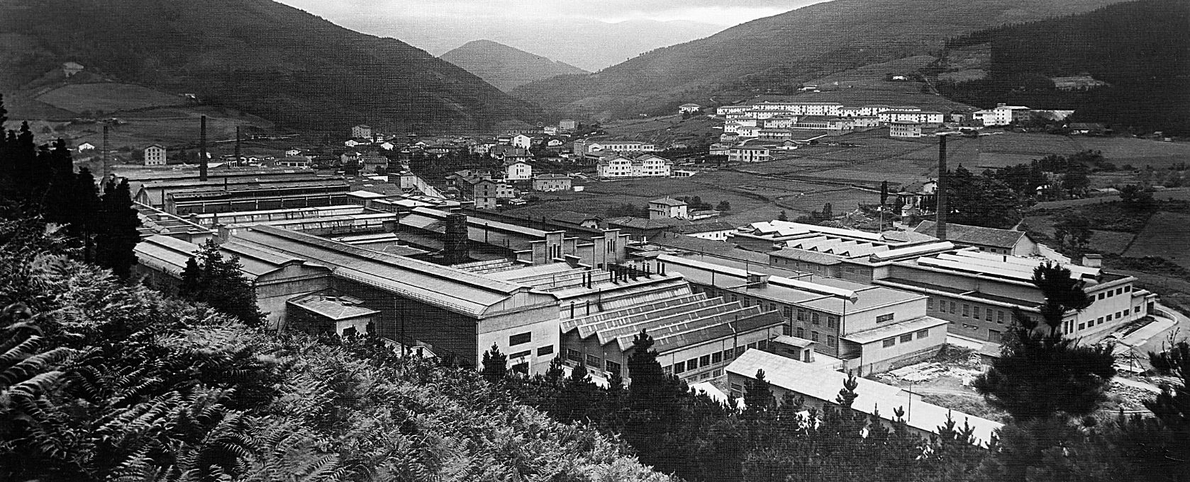 Vista de la fábrica, tras su ampliación, y al fondo, la localidad de Legazpi en 1950. Foto: J. García-Manipel