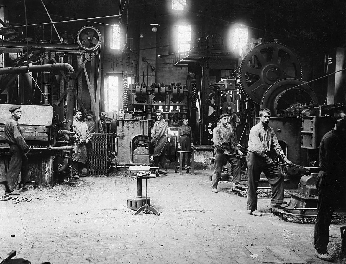 Imagen de un grupo de operarios de la forja de herramientas, tomada en 1924. Foto: Desconocido