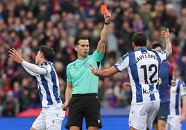 El árbitro del Alejandro Quintero muestra la tarjeta roja a Aritz Elustondo.