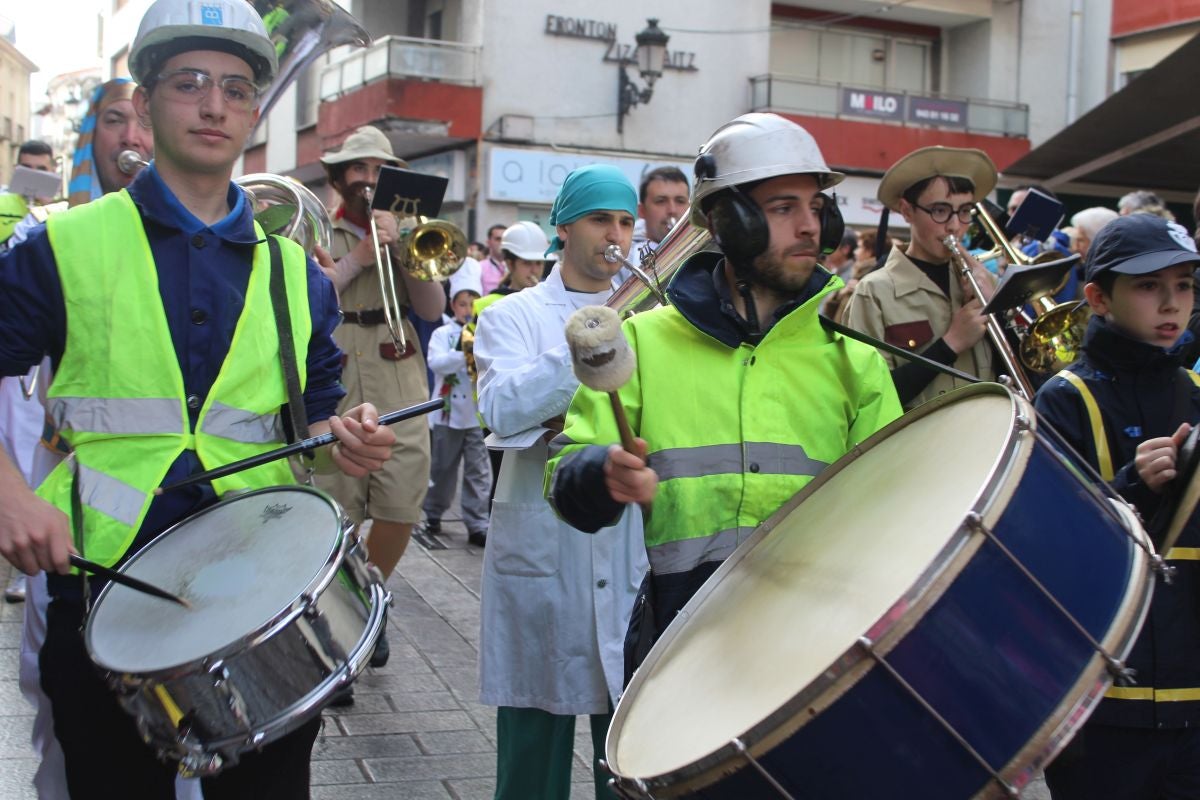 El carnaval tiñe de colores el desfile infantil