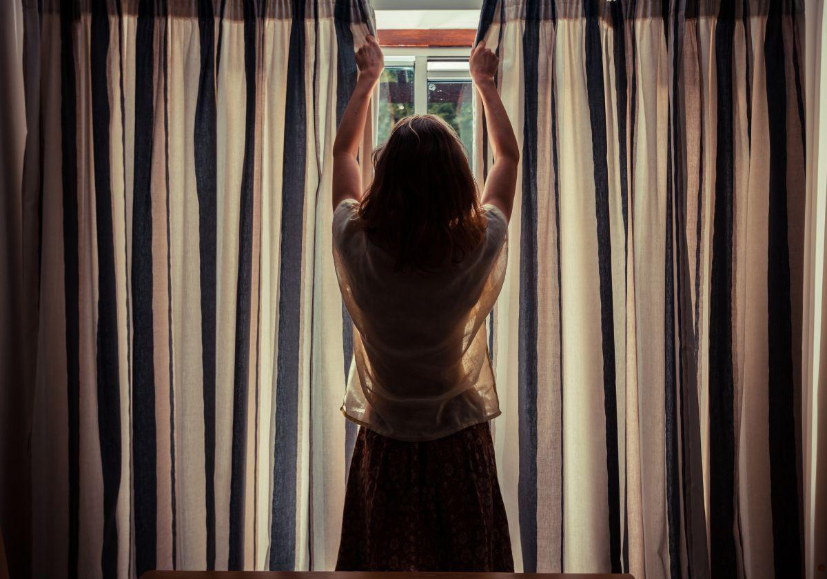 Por qué es recomendable cerrar las cortinas a las 19.45 horas a partir de mediados de marzo