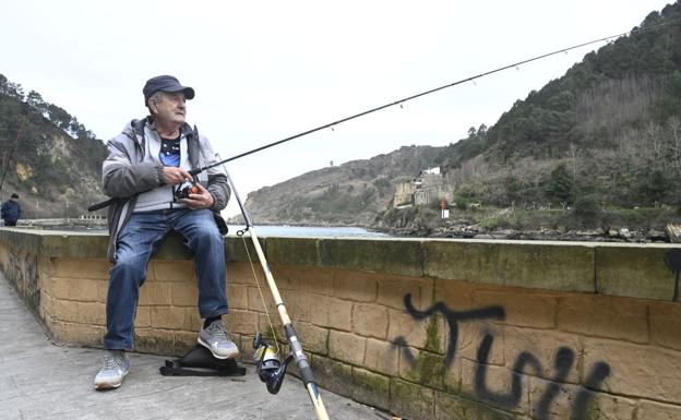 Francisco Arestín observa su caña en San Pedro.