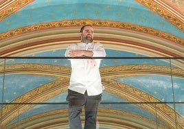 Un lugar único. Aitor Santamaria posa en la pasarela del hall del hotel Zenit San Martín que mantiene elementos del antiguo convento en el que se ubica el bar y el restaurante Sukaldean.