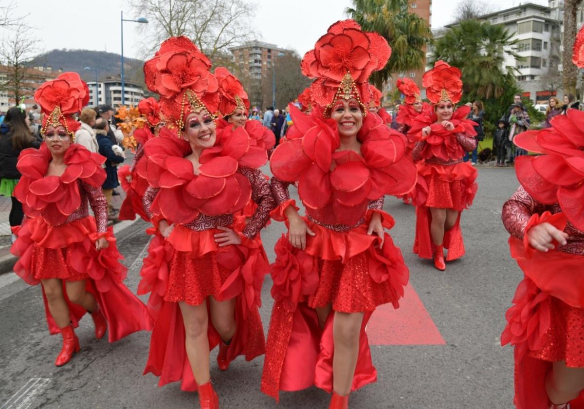 Un año más, las comparsas errenteriarras reunieron a niños y mayores para mostrar por las calles una trabajadas coreografías.