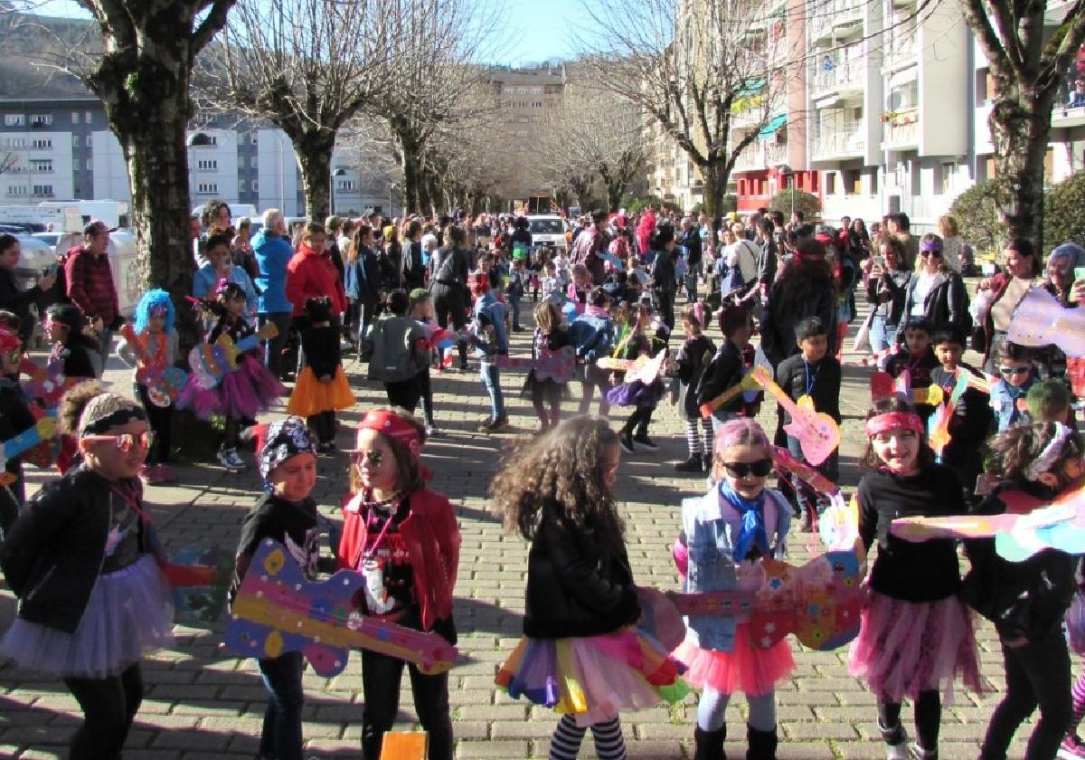 Desfile escolar, disfraces en San Joxepe y más música en el cierre del Carnaval