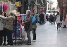 Varias personas en torno a uno de los puestos de la feria de stock que se celebró en marzo del 2024.