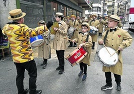 Txinparta fue una de las txarangas que cruzaron el paseo con su música.
