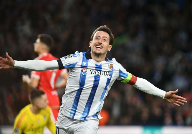 2023. Real 3 - Benfica 1. Oyarzabal festeja su gol mientras se lamentan el meta Trubin y Antonio Silva. La Real firmó una de sus grandes noches europeas contra un doble campeón de Europa.