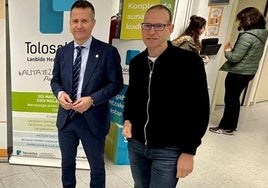 El exconsejero de Educación, Jokin Bildarratz, junto a Iñaki Pakea, en febrero del año pasado durante una visita a la Escuela de Papel de Tolosa.