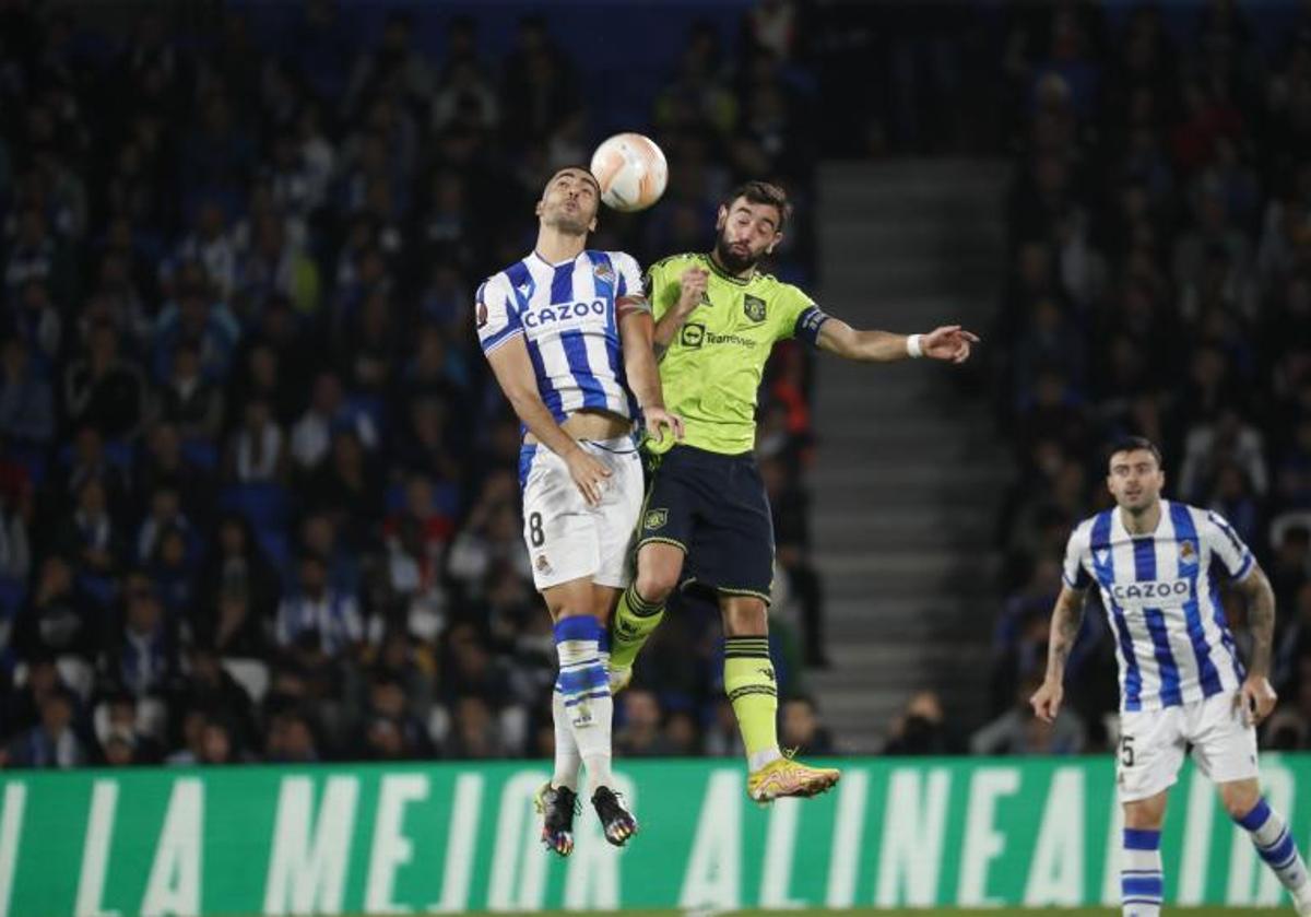 Bruno Fernandes disputa un balón con Merino en la Europa de League de la 2022/23