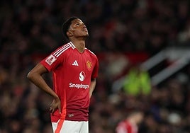 Chido Obi Martin se lamenta tras la eliminación del United de la FA Cup en manos del Fulham del pasado domingo