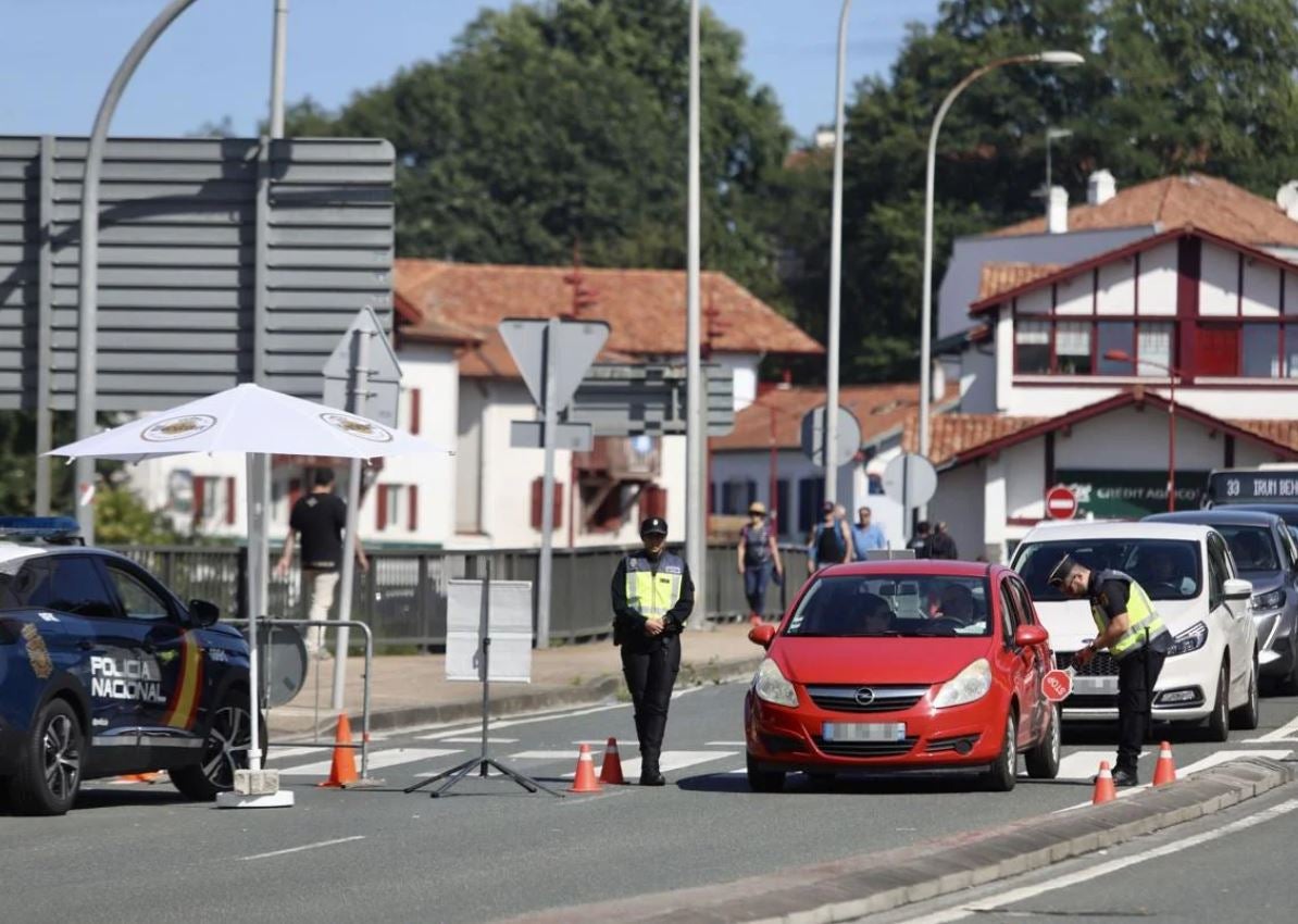 Control de la Policía Nacional en la frontera entre España y Francia en Irun.