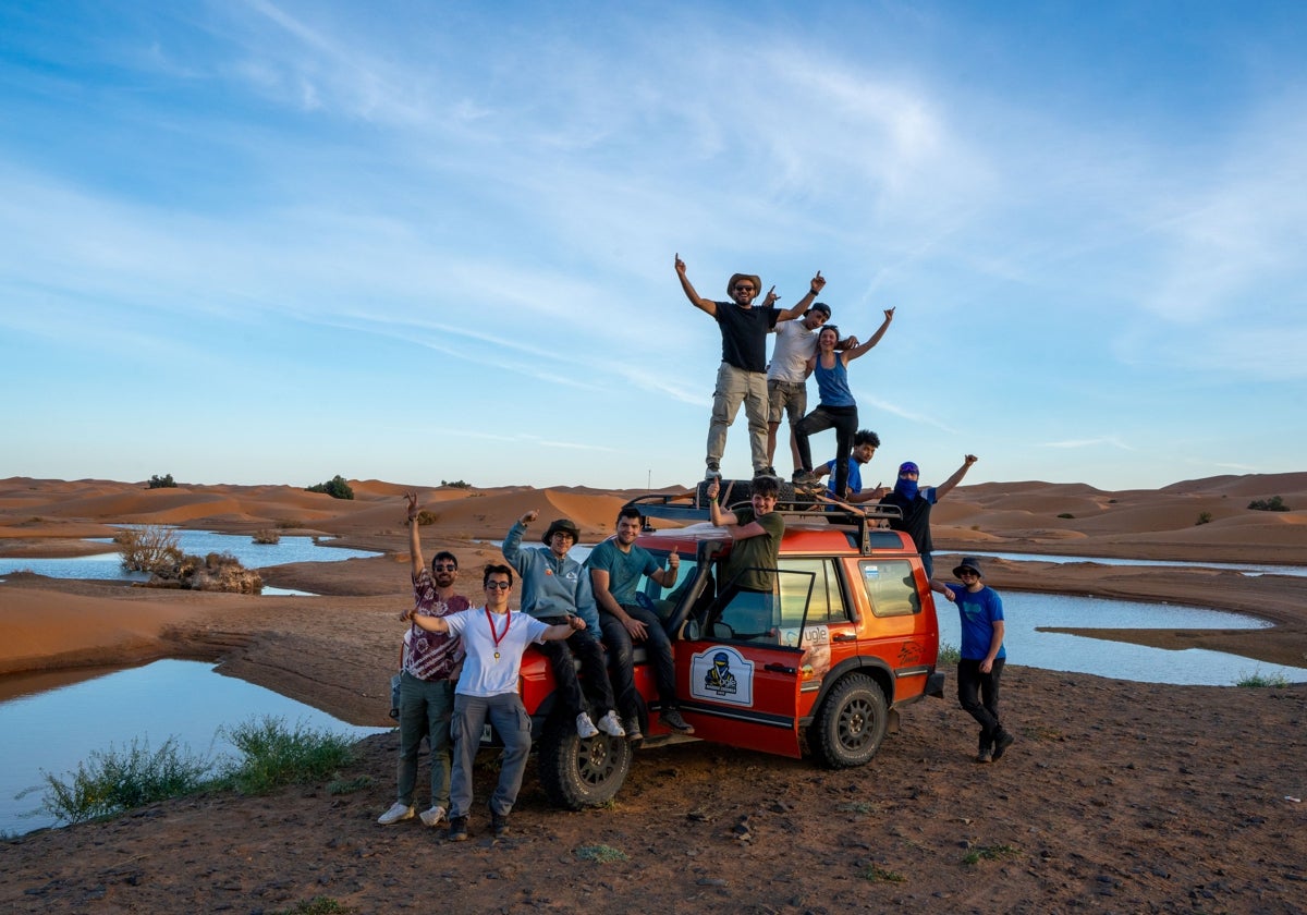 Los alumnos de UGLE durante su gran viaje por el desierto