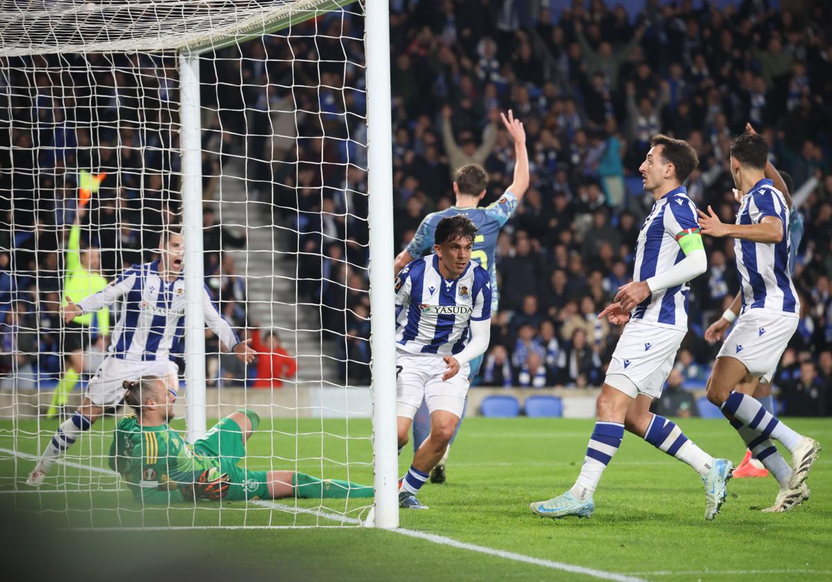 2024. Real 2 - Ajax 0. Aramburu celebra con Zubeldia un gol que le sería anulado por fuera de juego con Pasveer batido. El cuadro txuri-urdin no lo lamentaría porque ganaría con holgura gracias a los tantos de Barrenetxea y Kubo.