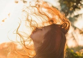 ¿Es normal la caída del cabello durante los cambios de estación?