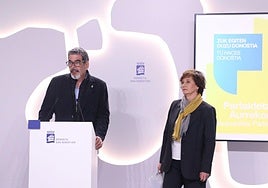 Eneko Goia y la concejala Mariaje Idoeta, este martes en el Ayuntamiento de Donostia.