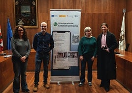 Representantes municipales y del comercio local en la presentación.